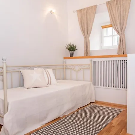 Old Town Apartman *